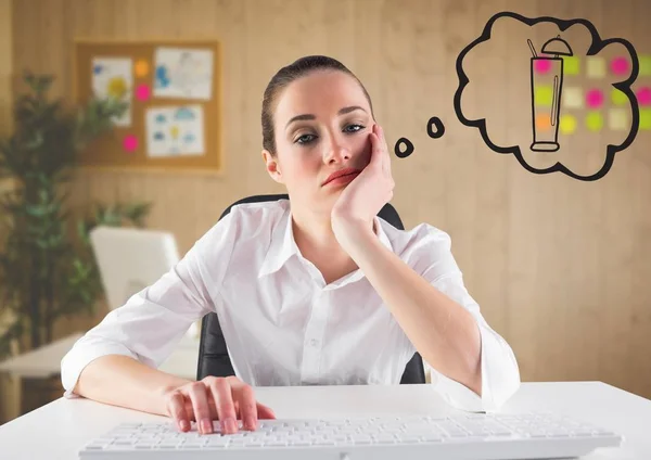 Gelangweilte Geschäftsfrau am Schreibtisch — Stockfoto