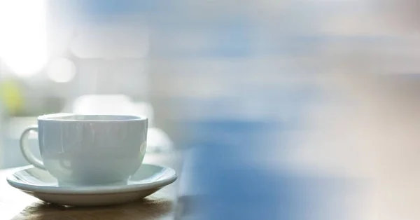 Taza de café blanco con transición cielo borroso —  Fotos de Stock