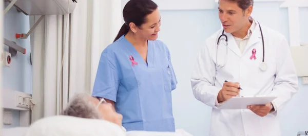 Médico y enfermera hablando con el paciente — Foto de Stock