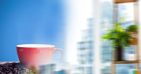 Taza de café rojo sobre mantel rojo y blanco —  Fotos de Stock