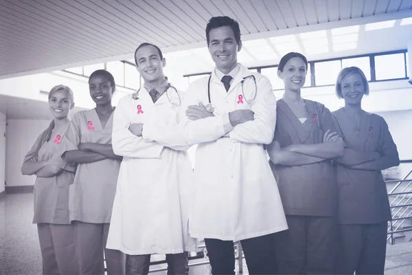 Doktorlar ve hemşireler silah ile geçti