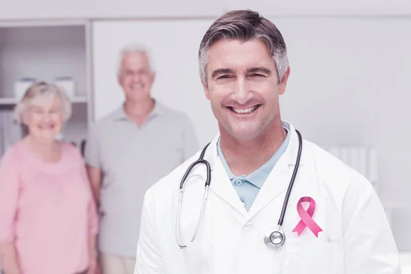 Fita de conscientização do câncer contra o médico — Fotografia de Stock