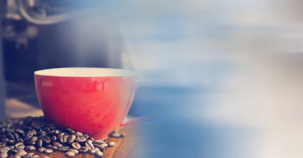 Tasse à café rouge avec haricots — Photo