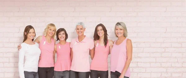 Mujeres que apoyan el cáncer de mama tema social — Foto de Stock