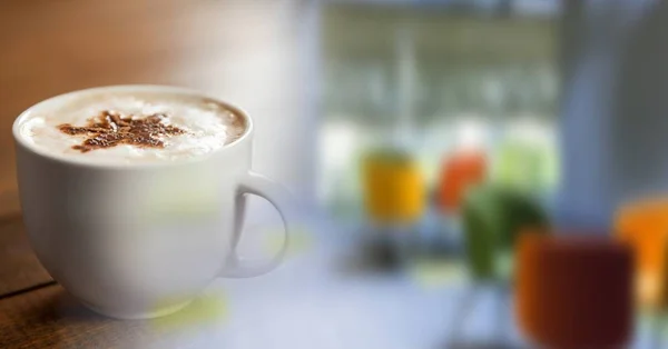 Beyaz kahve fincanı ve bulanık office geçiş — Stok fotoğraf