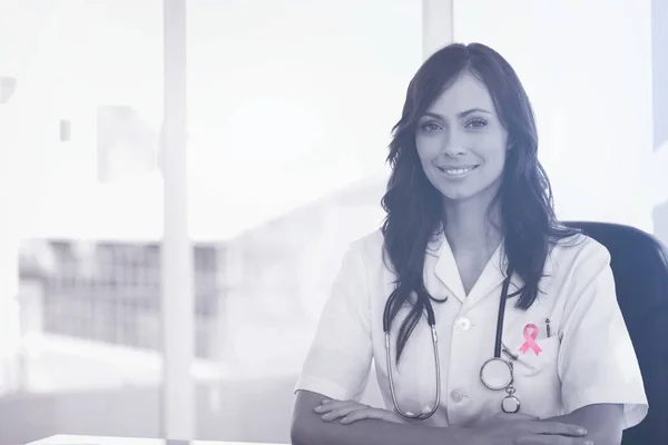 Médecin souriant avec bras croisés — Photo