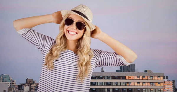 Frau in Sommerkleidung — Stockfoto