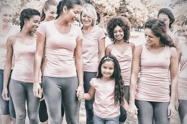 Kvinnor stödja breast cancer kampanj — Stockfoto