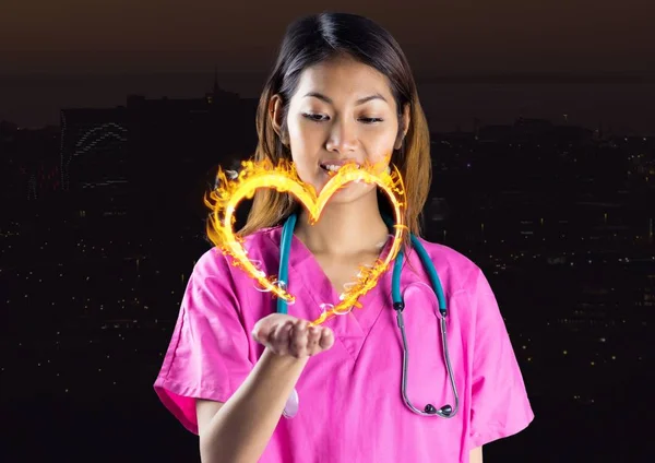 Sjuksköterska med hand spridningen av med hjärtat — Stockfoto
