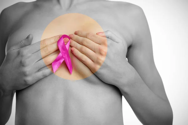 Nackte Frau mit rosa Schleife, die Brust bedeckt — Stockfoto