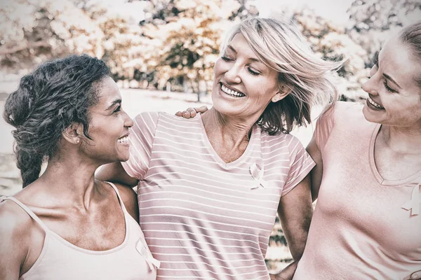 Frivilliga stödja bröstcancer medvetenhet — Stockfoto