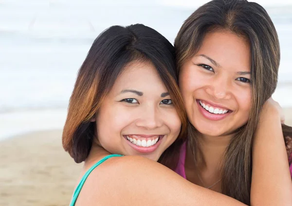 Arkadaşlarım karşı bulanık plaj sarılma