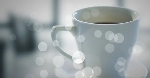 Чашка белого кофе и боке — стоковое фото