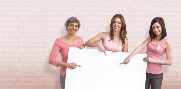 妇女在粉红色服装控股董事会 — 图库照片