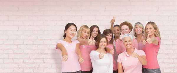 Amigos do sexo feminino mostrando polegares para cima sinal — Fotografia de Stock