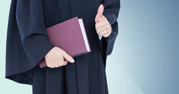 Жінка-суддя з книгою і великими пальцями вгору — стокове фото