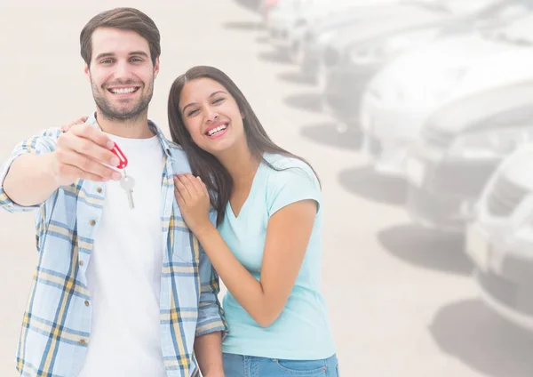 Ehepaar mit Autoschlüssel vor Auto — Stockfoto