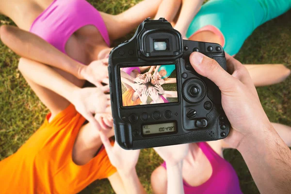 Genç kadın çim üzerinde yalan