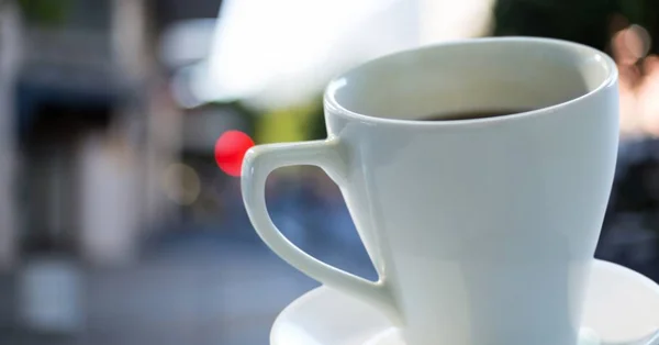 Kávový šálek s podšálkem proti rozmazání street — Stock fotografie
