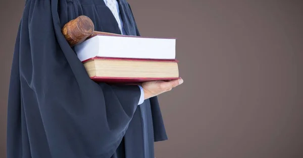 Beoordelen met boeken en hamer — Stockfoto