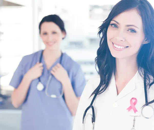 Enfermera sonriente de pie — Foto de Stock