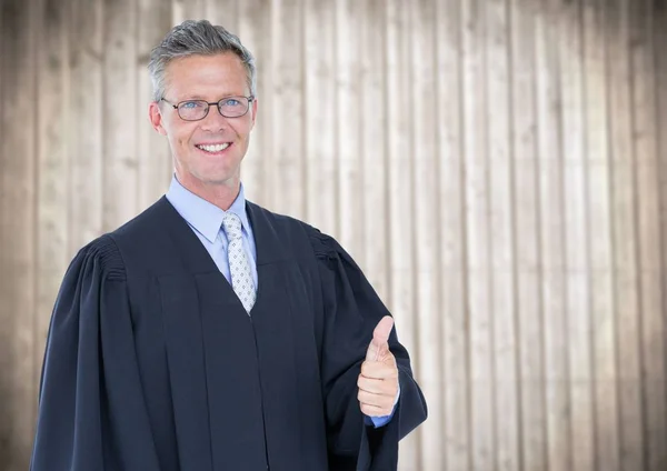 Чоловік суддя показує великий палець вгору — стокове фото