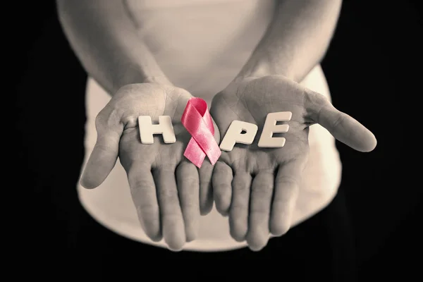 Mujer sosteniendo cinta rosa con texto de esperanza — Foto de Stock
