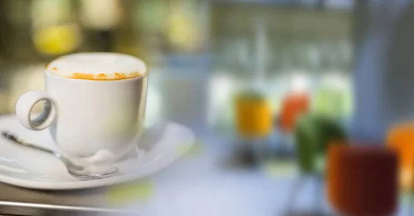 Taza de café blanco y transición de oficina borrosa — Foto de Stock