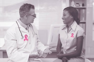 neşeli genç hastayla konuşma doktor