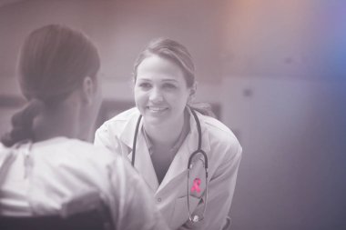 Doktor hastaya bakıyor. 