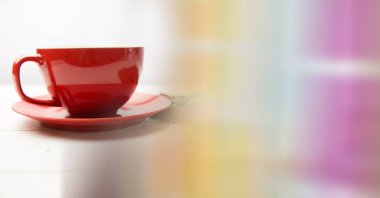 Kırmızı kahve fincanı fasulye ile 