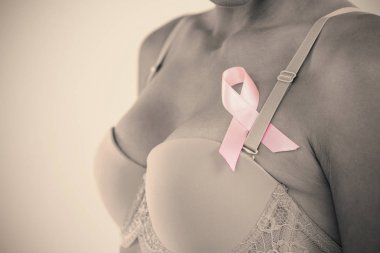 pembe kurdele sütyenle kadında