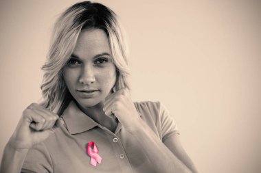 yumruğunu kenetlenmesi ile genç kadın