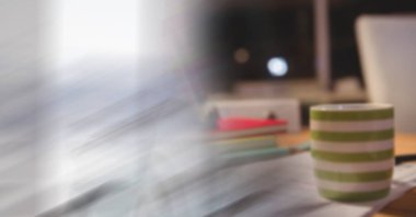 Yeşil ve beyaz kahve fincanı