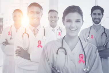 birlikte duran doktor gülümseyen