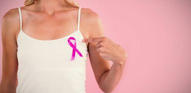 genç kadın pembe kurdele işaret