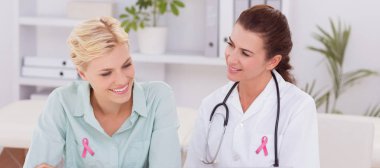 Doctor en computadora 