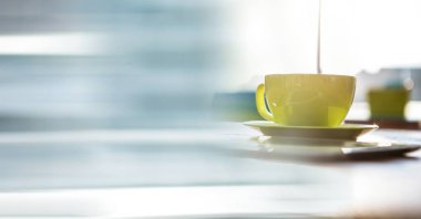 Yeşil kahve fincanı üstünde okul sırası