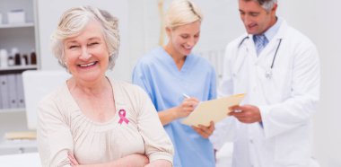 Doktor ve hemşire klinikte tartışıyor