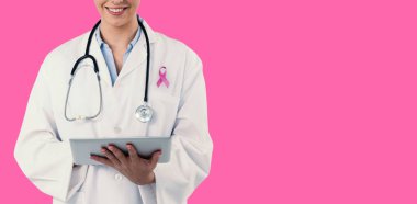 Dijital tablet kullanan kadın doktor