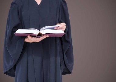 Açık kitap ile kadın yargıç