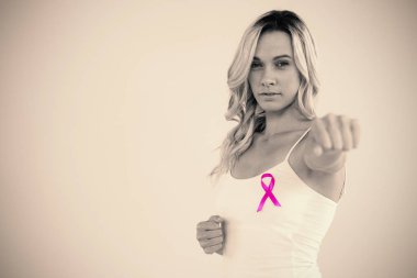 yumruğunu kenetlenmesi şerit kadınla