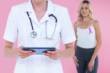 Tablet bilgisayar kullanan kadın doktor