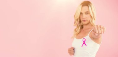 yumruğunu kenetlenmesi şerit kadınla 