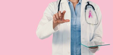 kadın doktor holding dijital tablet 