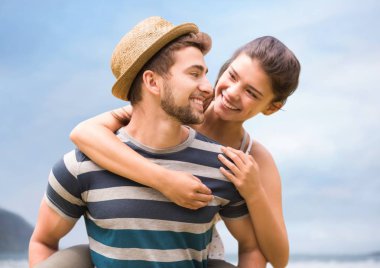 Bin yıllık çift kucaklayan 