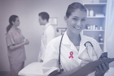 Doktor panoya yazı yazıyor.