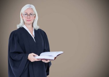 Açık kitap ile kadın yargıç 