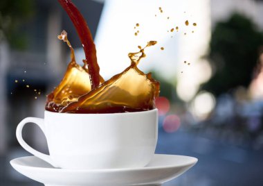 kahve beyaz bardağa dökülür varlık 