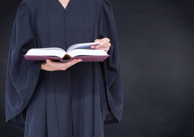 Açık kitap bölümle orta kadın yargıç